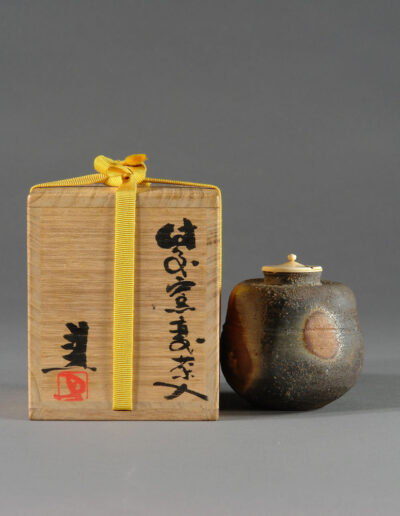 Eine Teedose chaire des Künstlers Fujiwara Ken aus Bizen-Keramik. Hier mit der dazugehörigen Dose und ihrer Beschriftung.
