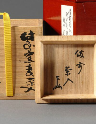 Eine Teedose chaire des Künstlers Fujiwara Ken aus Bizen-Keramik. Hier mit der dazugehörigen Dose und ihrer Beschriftung im Detail.