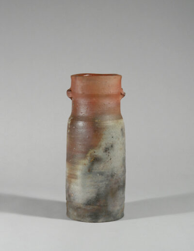 Eine Vase hanaire aus Bizen Keramik von dem Töpfer Fujiwara Ken.