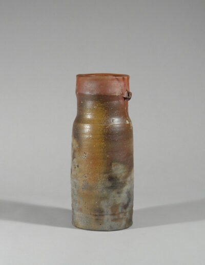 Eine Vase hanaire aus Bizen Keramik von dem Töpfer Fujiwara Ken.