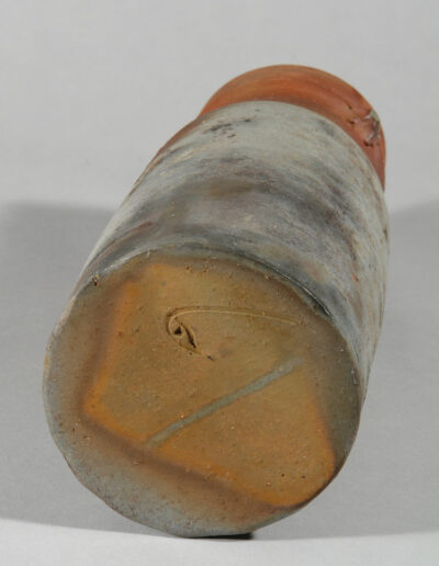 Eine Vase hanaire aus Bizen Keramik von dem Töpfer Fujiwara Ken. Hier von unten mit dem Signet des Künstlers.