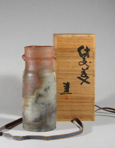 Eine Vase hanaire aus Bizen Keramik von dem Töpfer Fujiwara Ken. Hier mit der beschrifteten Holzdose.