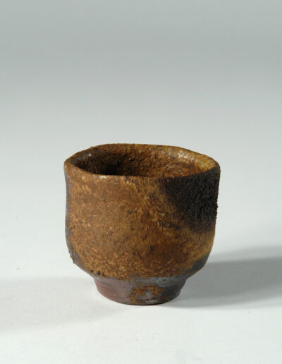 Ein Sakebecher guinomi aus Bizen-Keramik von Fujiwara Yu.