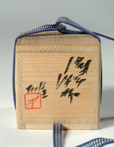 Ein Sakebecher guinomi aus Bizen-Keramik von Fujiwara Yu. Hier die dazugehörige Holzdose mit der Beschriftung des Künstlers.