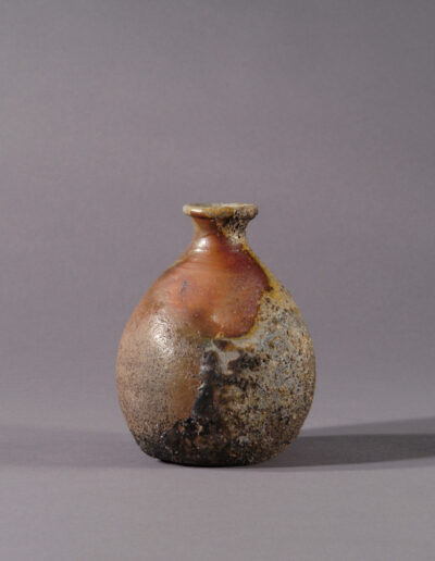 Eine Sakeflasche tokkuri aus Bizen-Keramik von Fujiwara Yu.