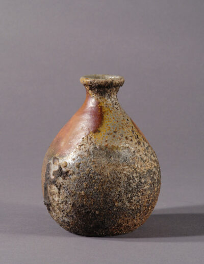 Eine Sakeflasche tokkuri aus Bizen-Keramik von Fujiwara Yu.