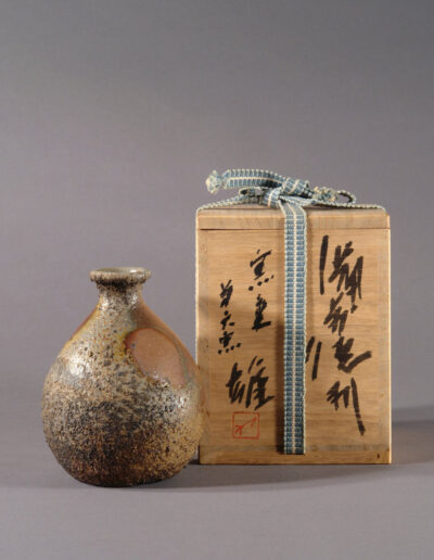 Eine Sakeflasche tokkuri aus Bizen-Keramik von Fujiwara Yu. Hier mit ihrer dazugehörigen Holzdose, die vom Künstler beschriftet wurde.