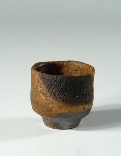 Ein Sakebecher guinomi aus Bizen-Keramik von Fujiwara Yu.