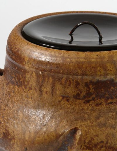Ein Frischwassergefäß mizusashi aus Bizen-Keramik von Fujiwara Yu. Hier mit seinem zweiten Deckel aus schwarzem Lack im Detail.