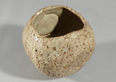 Ein Frischwassergefäß mizusashi aus Hagi-Keramik. Hier ohne Lackdeckel.