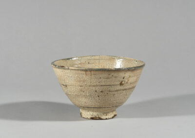 Eine Teeschale chawan aus Hagi-Keramik.