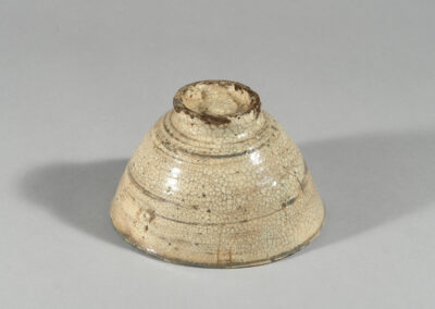 Eine Teeschale chawan aus Hagi-Keramik. Hier der Fuß von unten.
