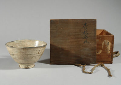 Eine Teeschale chawan aus Hagi-Keramik. Hier mit der dazugehörigen alten Holzdose.