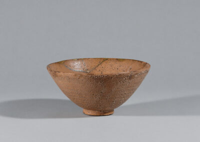 Eine lachsrote Teeschale chawan aus Hagi-Keramik.