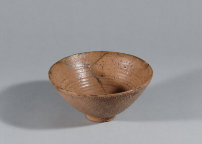 Eine lachsrote Teeschale chawan aus Hagi-Keramik.