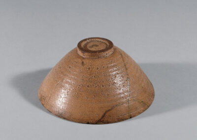Eine lachsrote Teeschale chawan aus Hagi-Keramik. Hier der Fuß von unten.