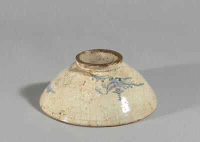 Eine Sommerteeschale chawan aus Hagi-Keramik mit ko-imari-Bemalung. Hier der Fuß von unten.