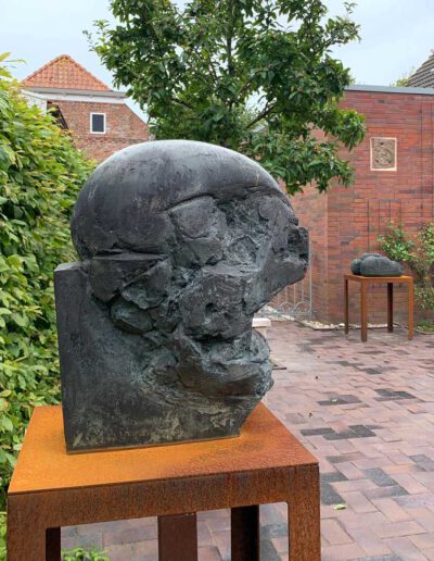 Der Bronze-Kopf Bocca der Künstlerin Hede Bühl. Hier von der Seite.