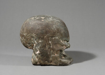 Der Bronze-Kopf mit dem Titel kleine Bocca der Bildhauerin Hede Bühl. Hier von der Seite.