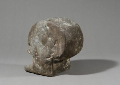 Der Bronze-Kopf mit dem Titel kleine Bocca der Bildhauerin Hede Bühl. Hier von schräg hinten.