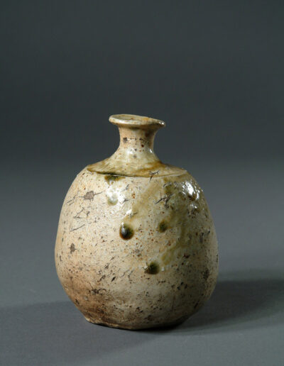 Eine kleine Sakeflasche tokkuri aus Iga-Keramik.