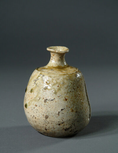 Eine kleine Sakeflasche tokkuri aus Iga-Keramik.