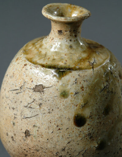Eine kleine Sakeflasche tokkuri aus Iga-Keramik. Hier ein Detail von oben.