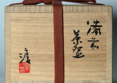 Eine Teeschale aus Bizen-Keramik von Isezaki Jun. Hier die dazugehörige Dose mit der Beschriftung des Künstlers.