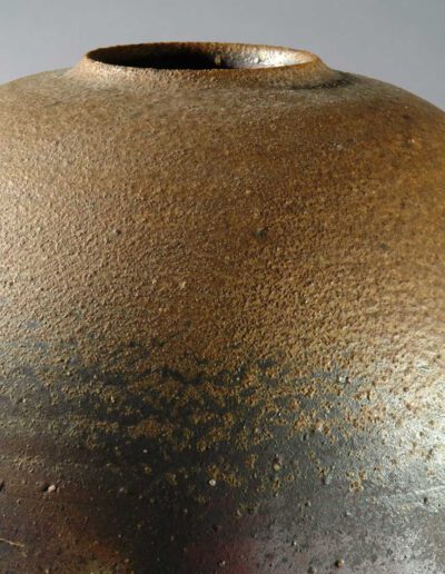Ein Gefäß aus Bizen Keramik von Isezaki Jun. Hier ein Detail der Oberfläche.