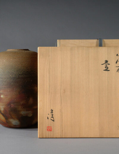 Ein Gefäß aus Bizen Keramik von Isezaki Jun. Hier mit der dazugehörigen Dose und ihrem beschrifteten Dosendeckel.