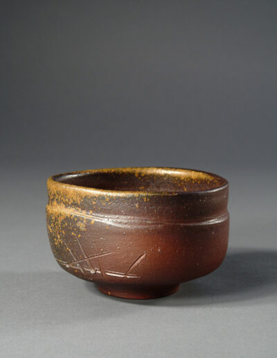 Eine Teeschale aus Bizen-Keramik von Isezaki Mitsuru.