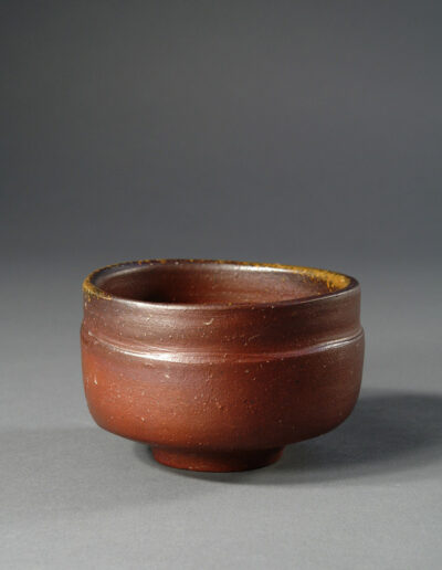 Eine Teeschale aus Bizen-Keramik von Isezaki Mitsuru.