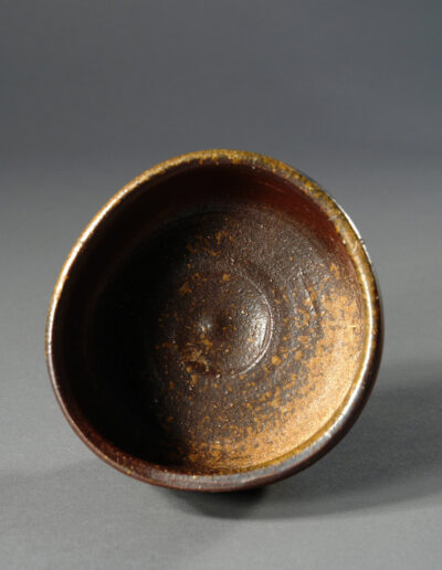 Eine Teeschale aus Bizen-Keramik von Isezaki Mitsuru. Hier ein Blick von oben in die Schale.