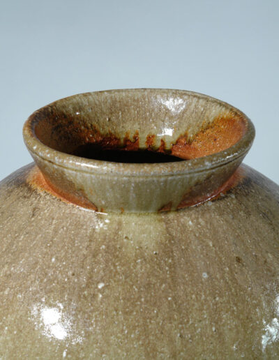 Ein großes Vorratsgefäß tsubo des Keramikers Jan Kollwitz. Hier die Öffnung von schräg oben.