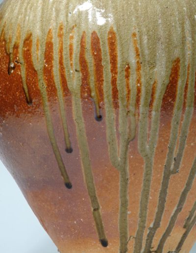 Ein großes Vorratsgefäß tsubo des Keramikers Jan Kollwitz. Hier ein Detail des Glasurverlaufes.