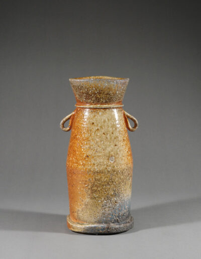 Eine Vase hanaire aus Iga Keramik des Künstlers Jan Kollwitz.