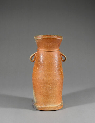 Eine Vase hanaire aus Iga Keramik des Künstlers Jan Kollwitz. Hier von hinten.