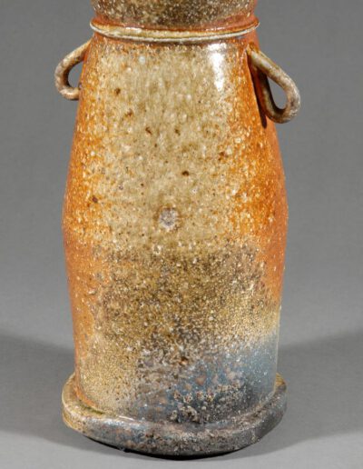 Eine Vase hanaire aus Iga Keramik des Künstlers Jan Kollwitz. Hier ein Detail.