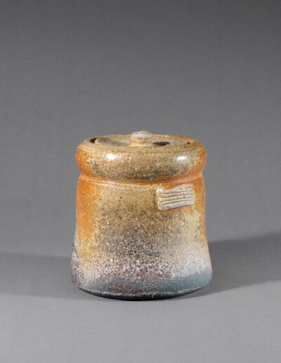 Ein Frischwassergefäß mizusashi aus Iga-Keramik des Künstlers Jan Kollwitz.