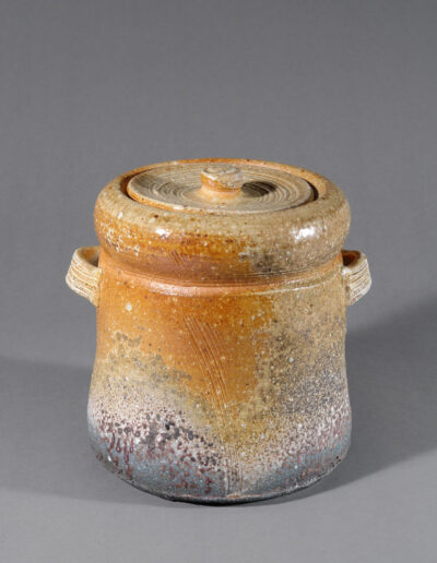 Ein Frischwassergefäß mizusashi aus Iga-Keramik des Künstlers Jan Kollwitz. Hier von schräg oben.