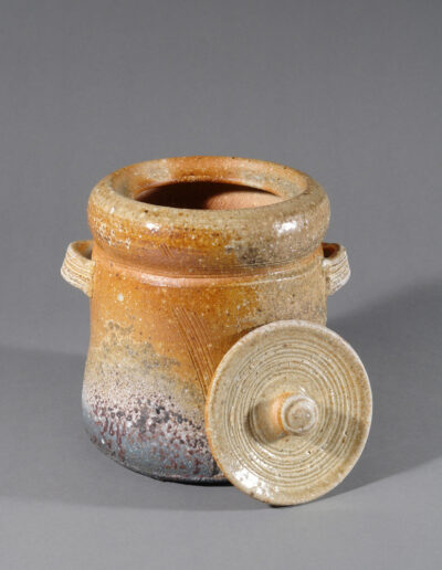 Ein Frischwassergefäß mizusashi aus Iga-Keramik des Künstlers Jan Kollwitz. Hier mit abgenommenem Deckel.