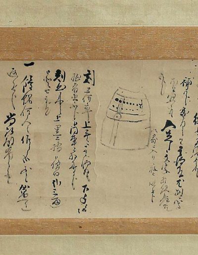 Eine Hängerolle mit einem Brief von Minagawa Kien. In der Mitte sieht man eine stilisierte Glocke.