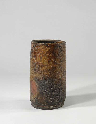 Eine Vase hanaire aus Bizen-Keramik des Künstlers Kaneshige Toyo.