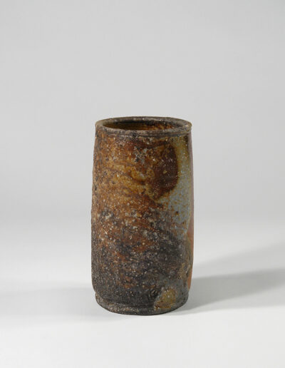 Eine Vase hanaire aus Bizen-Keramik des Künstlers Kaneshige Toyo.