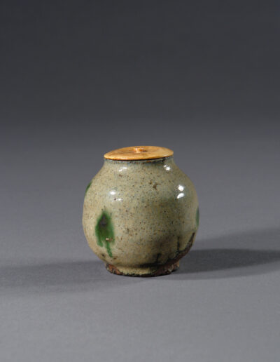 Eine kleine Teedose aus Karatsu-Keramik.