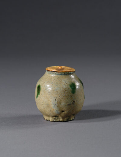 Eine kleine Teedose aus Karatsu-Keramik.