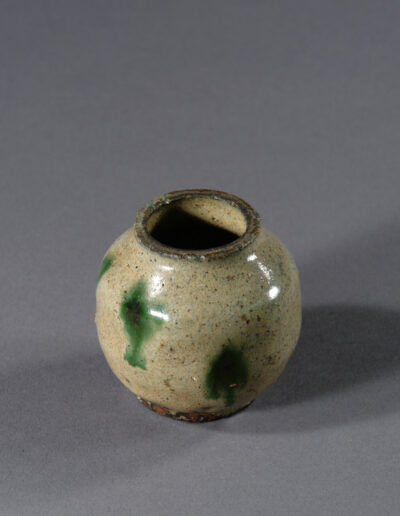 Eine kleine Teedose aus Karatsu-Keramik. Hier ohne ihren Deckel.