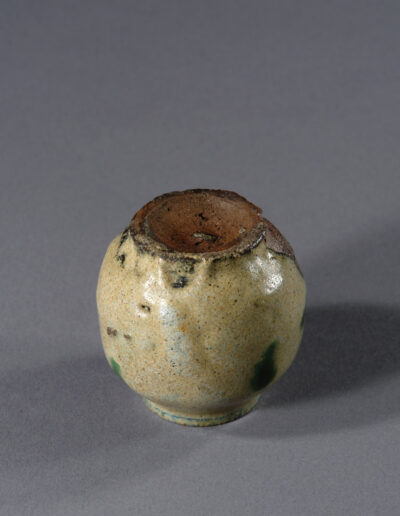 Eine kleine Teedose aus Karatsu-Keramik. Hier der Fuß von unten.