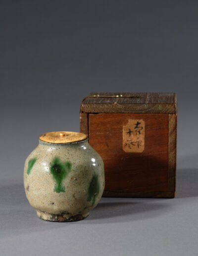 Eine kleine Teedose aus Karatsu-Keramik. Hier mit ihrer alten Holzdose.