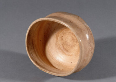 Eine Teeschale chawan aus karatsu-Keramik. Hier ein Blick in die Schale.